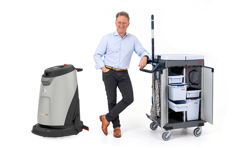 Guido van Avodesch met een professionele schoonmaakwerkwagen en ecobot